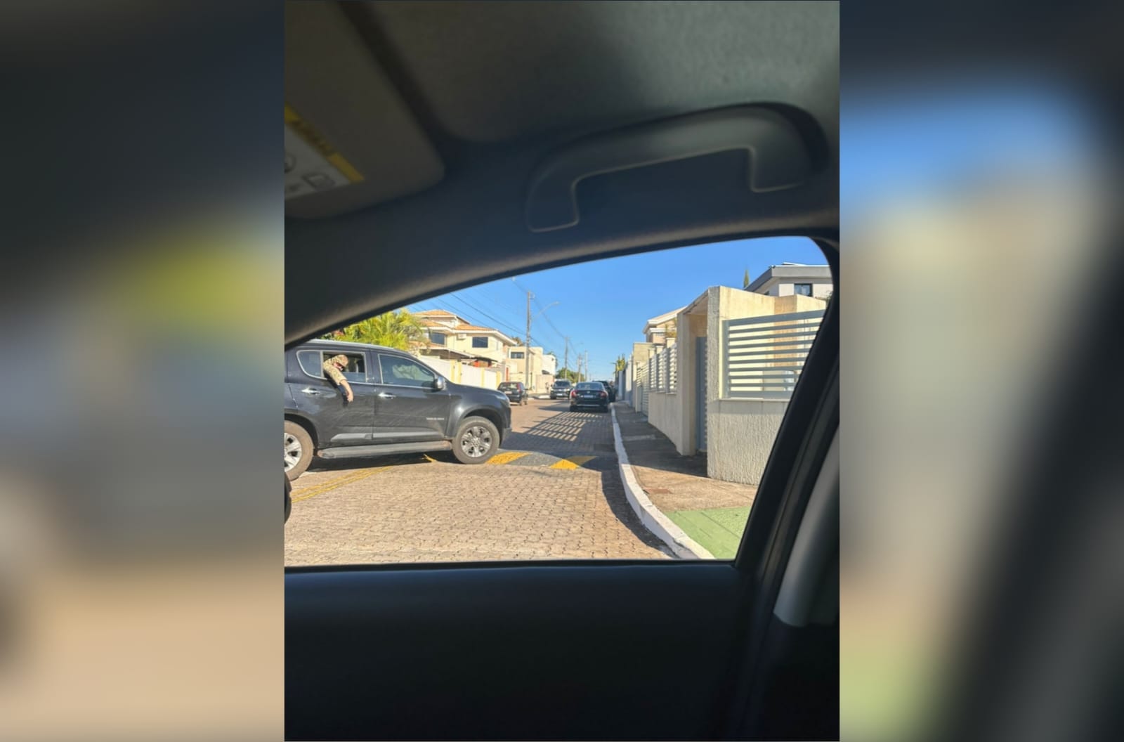 Vídeo: Bolsonaro sai de casa para colocar tornozeleira eletrônica