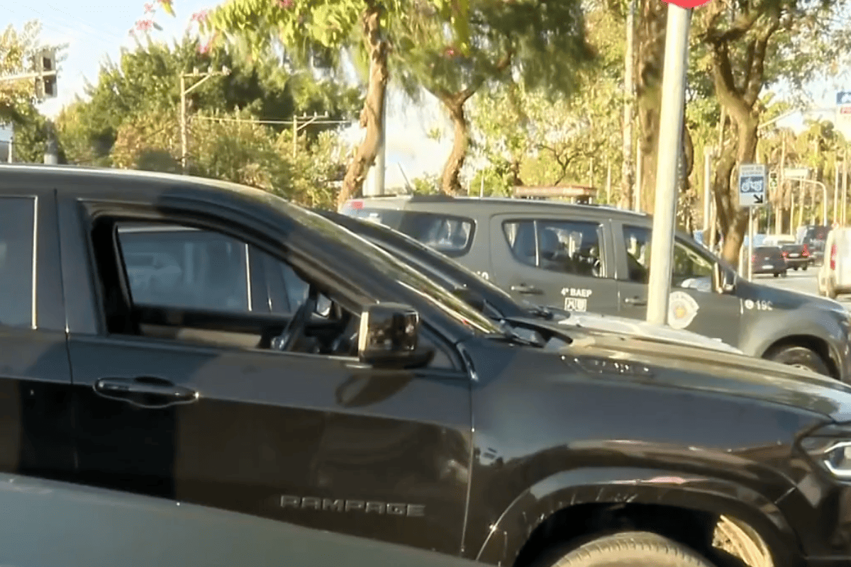 Ladrões furtam 3 carros de luxo de concessionária da zona oeste de SP