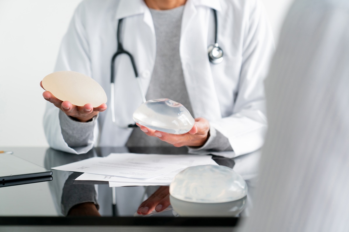 Imagem colorida de médica segurando próteses mamárias - Metrópoles