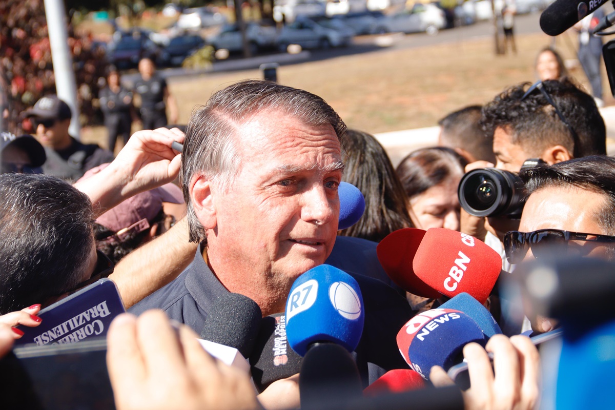 Bolsonaro diz que Eduardo seguirá nos EUA: “Se voltar, terá problemas”