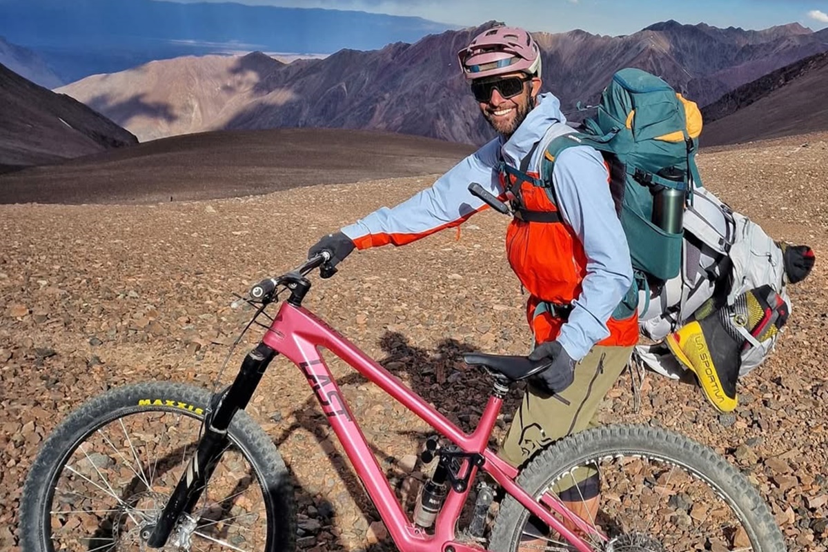 Influencer de ciclismo morre aos 48 anos ao cair em região de montanha