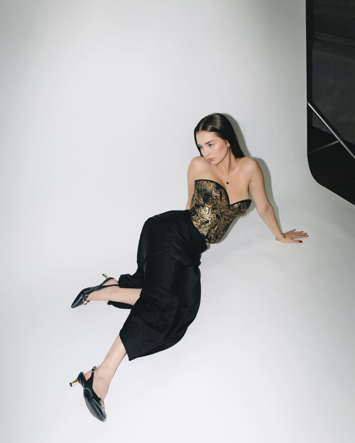 Foto com cor. Duda Rubert usando corset dourado - Metrópoles