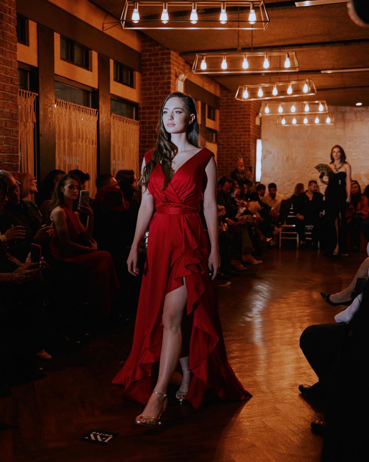 Foto com cor. Duda Rubert na passarela do NYFW usando look assinado pelo estilista cubano Baro Sanchez - Metrópoles