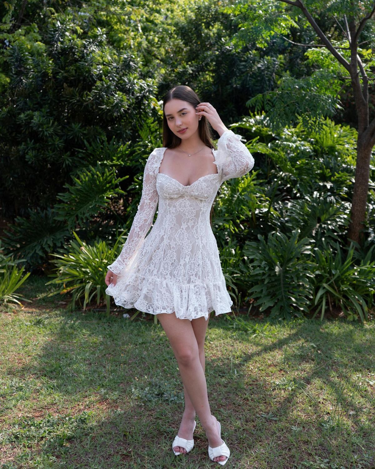 Foto com cor. Duda Rubert com vestido branco - Metrópoles