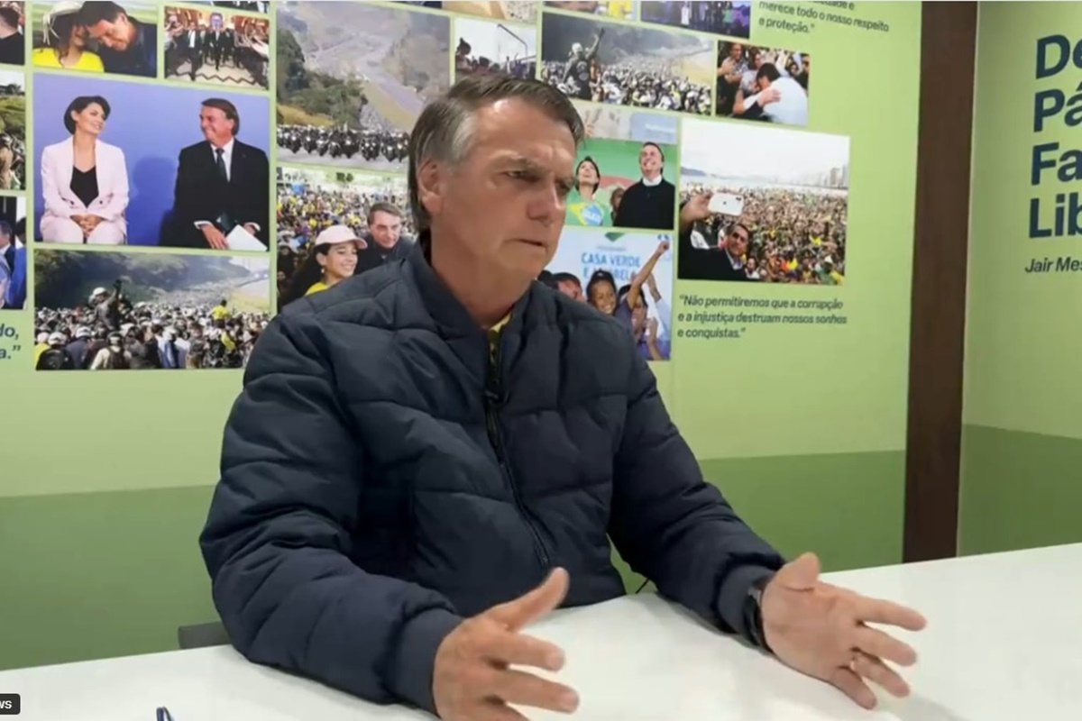 “Covardia”, afirma Bolsonaro sobre proibição de falar com Eduardo