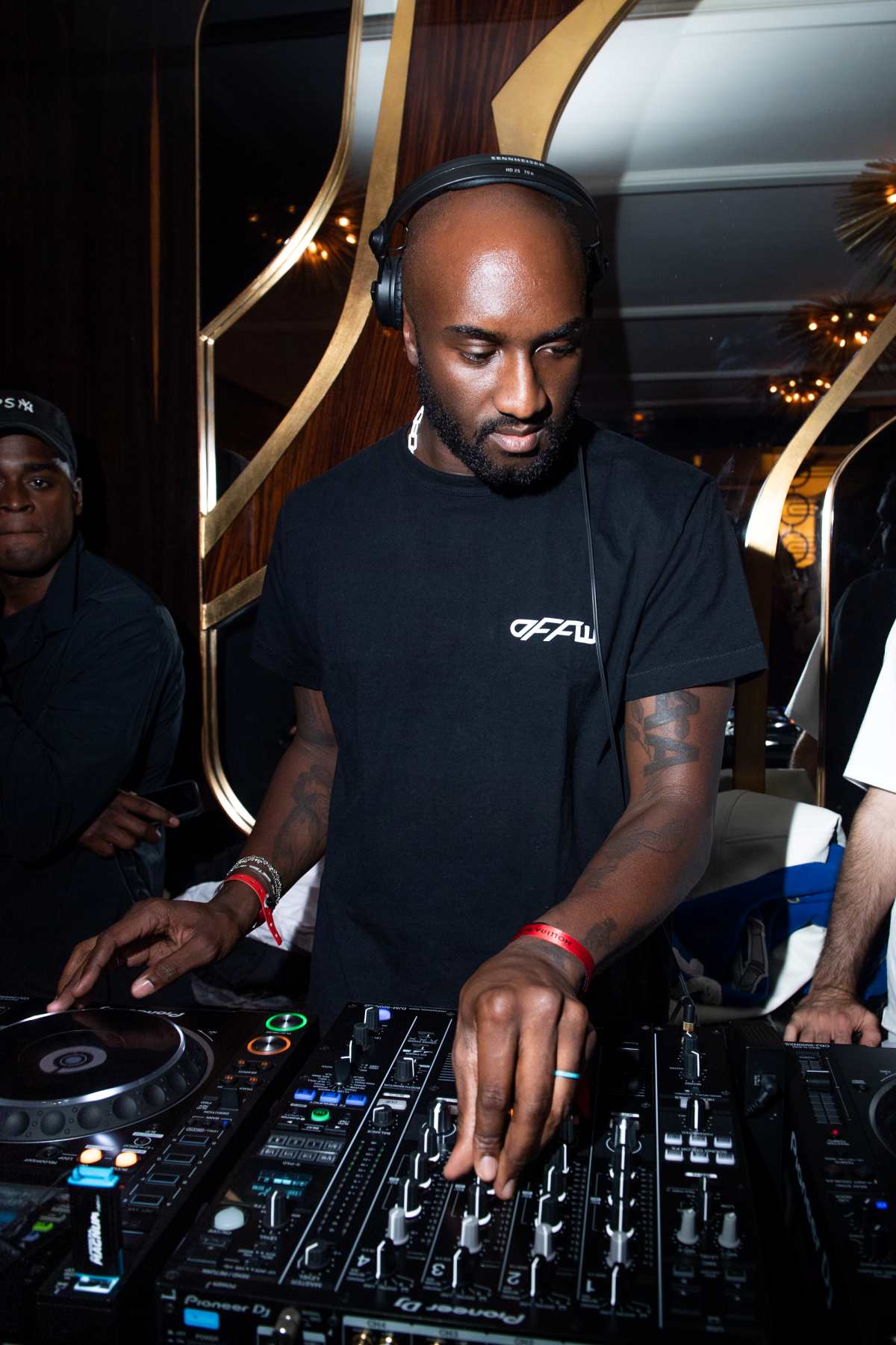 Virgil Abloh fotografado enquanto se apresentava como DJ em evento - Metrópoles