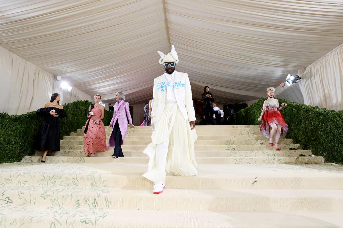 Virgil Abloh nas escadas do MET Gala - Metrópoles