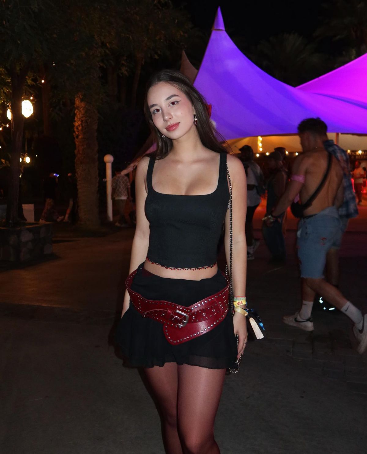 Foto com cor. Look Duda Rubert para o festival Coachella - Metrópoles