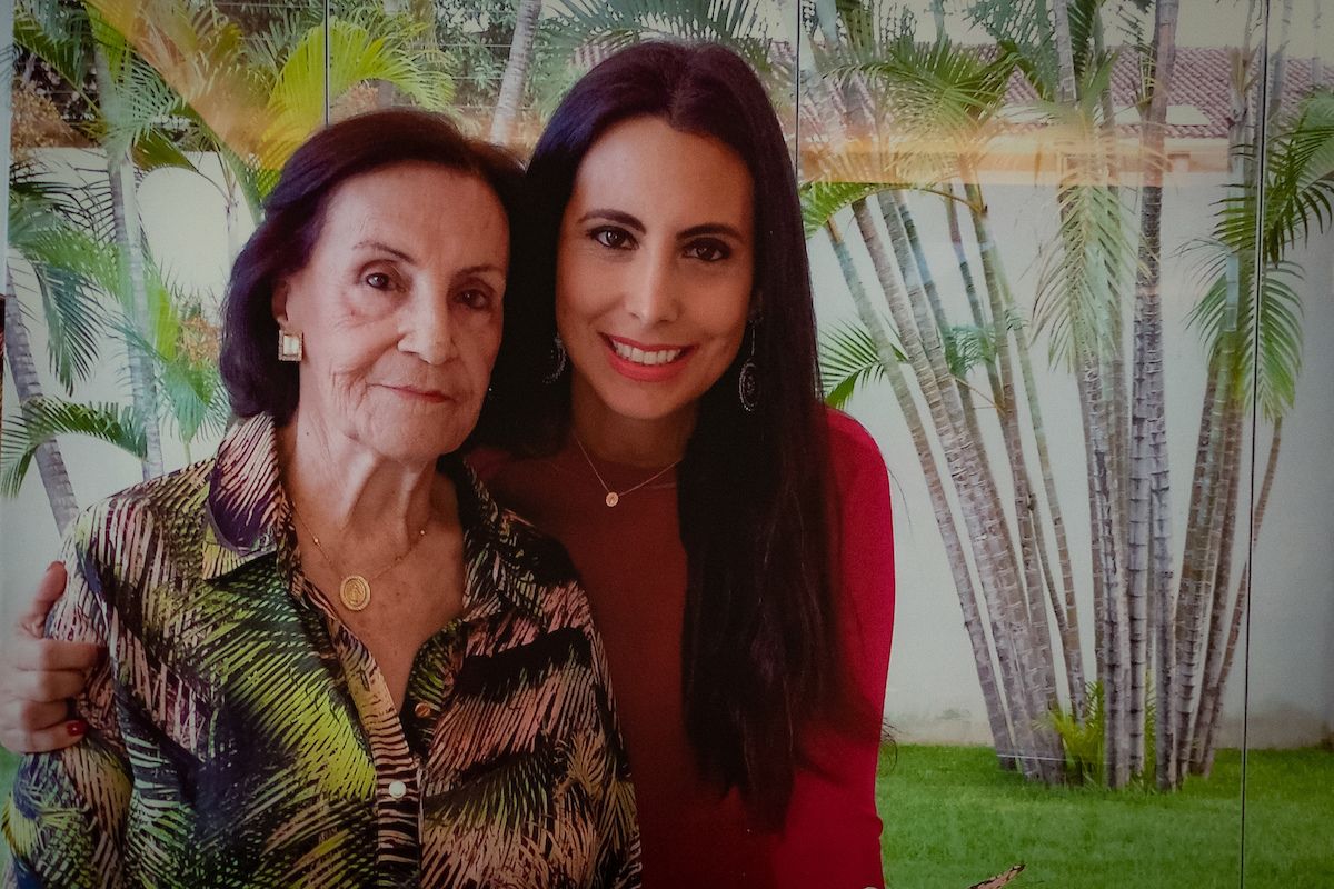 Neusa Baeta com a neta Melissa Gontijo