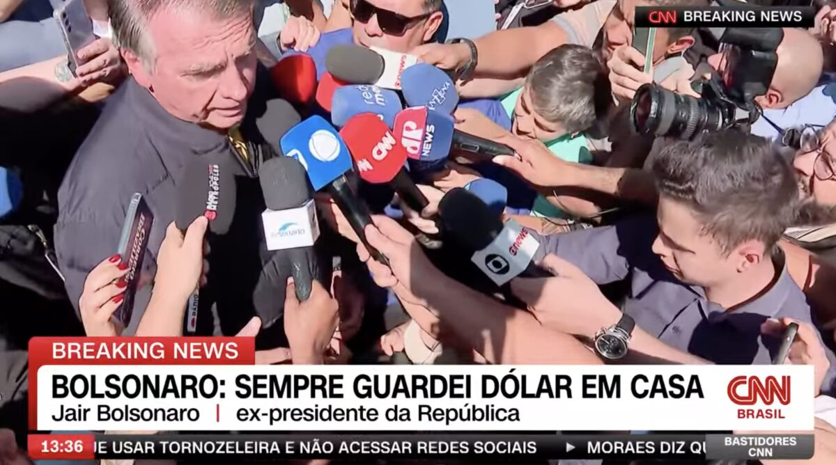 Bolsonaro diz que “sempre guardou” dólares, mas não declarou ao TSE