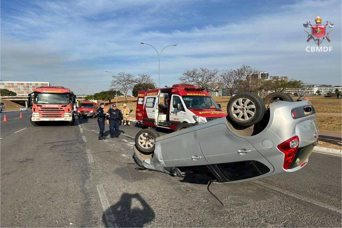 Acidente: colisão entre carros faz veículo capotar no Eixo Monumental