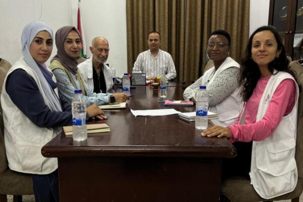 Imagem colorida de médica brasileira em Gaza - Metrópoles