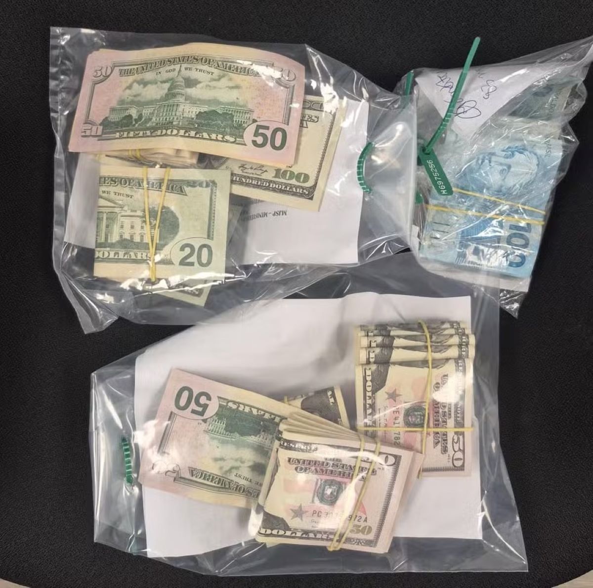 PF divulga foto de dinheiro vivo apreendido na casa de Bolsonaro. Veja - Metrópoles