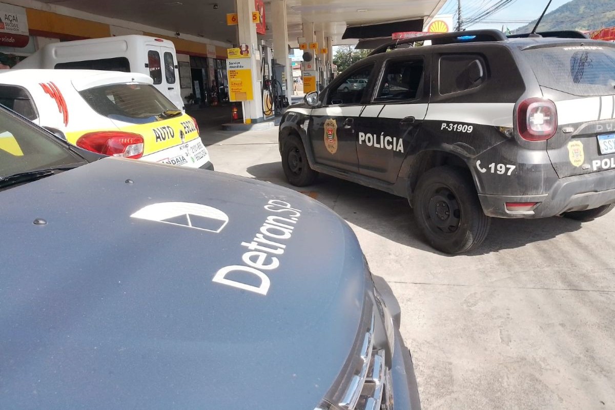 Detran flagra aluno deixando autoescola quando deveria estar em aula prática e prende 4