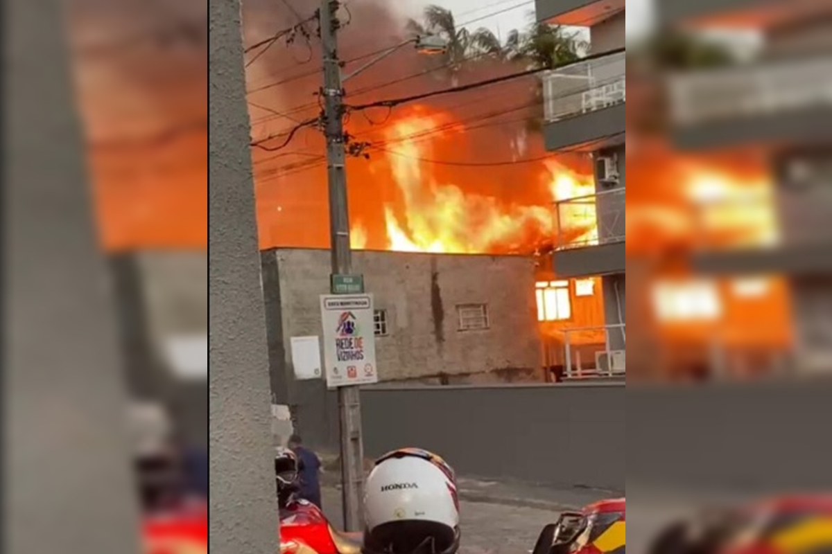 Casa de madeira é destruída por incêndio em Santa Catarina