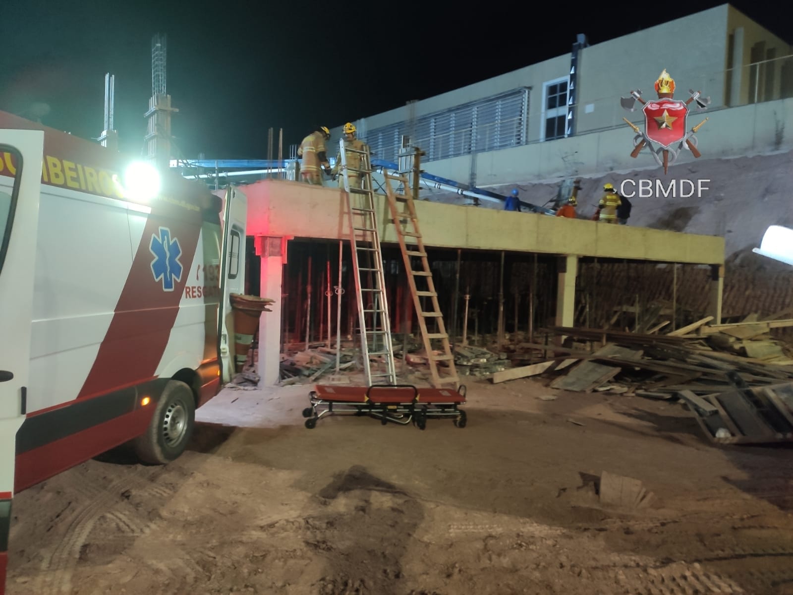 Operário fica ferido após ser atingido por bloco de concreto em obra