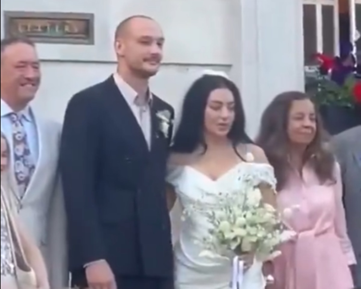 Charli XCX e George Daniel, do The 1975, se casam