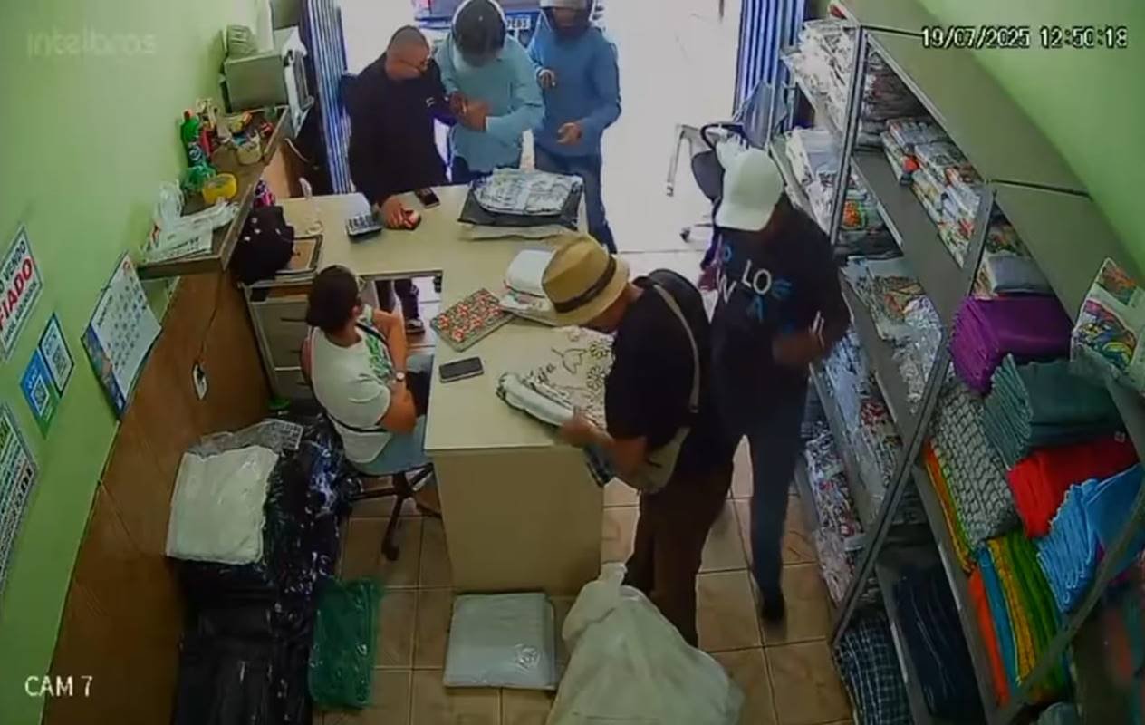 Vídeo: dupla armada leva celulares, jóias e dinheiro de clientes de loja do DF