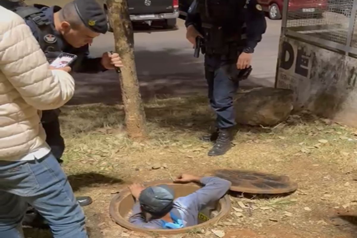 Vídeo: homem é detido dentro de buraco furtando cabos em Águas Claras