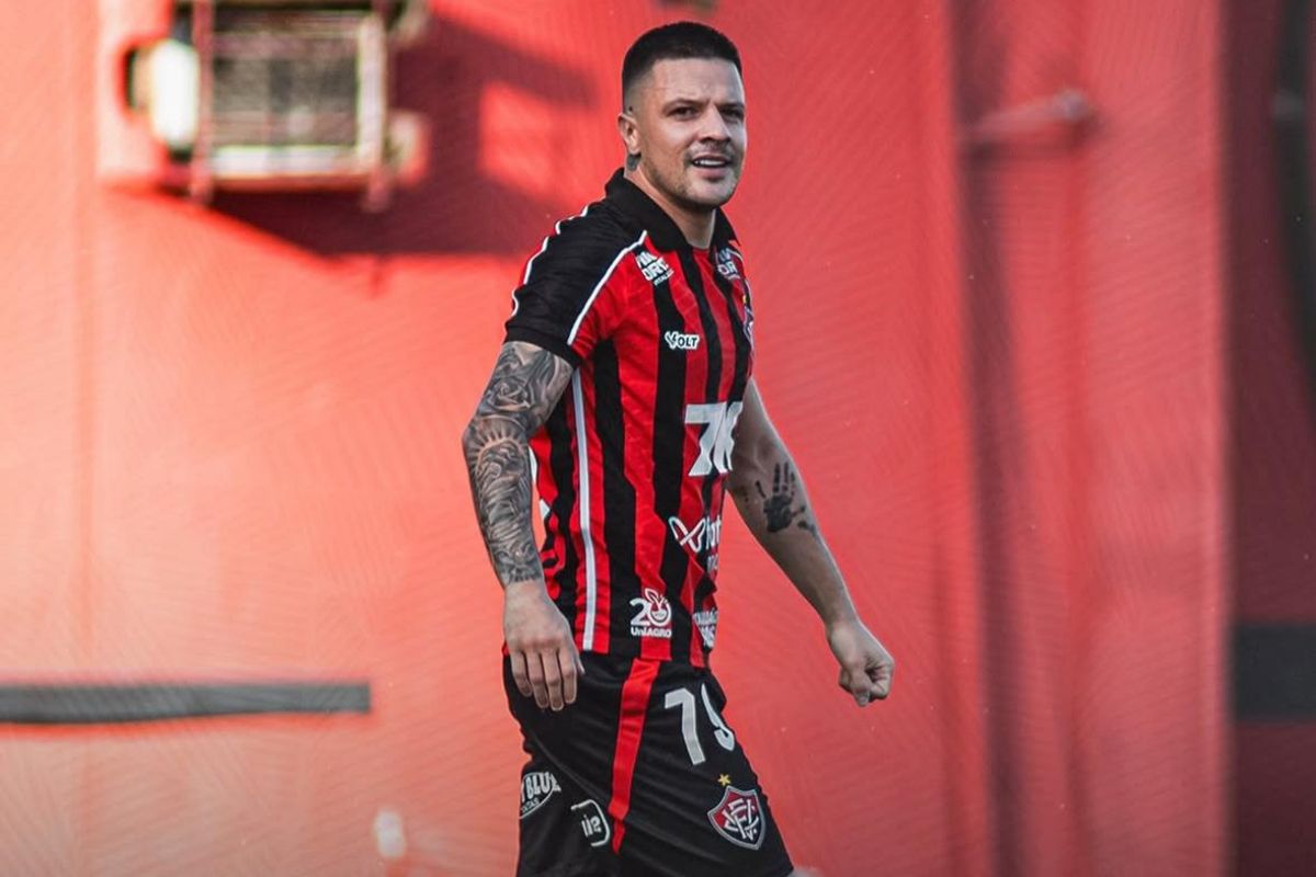 Vitória vence Bragantino e sai da zona de rebaixamento
