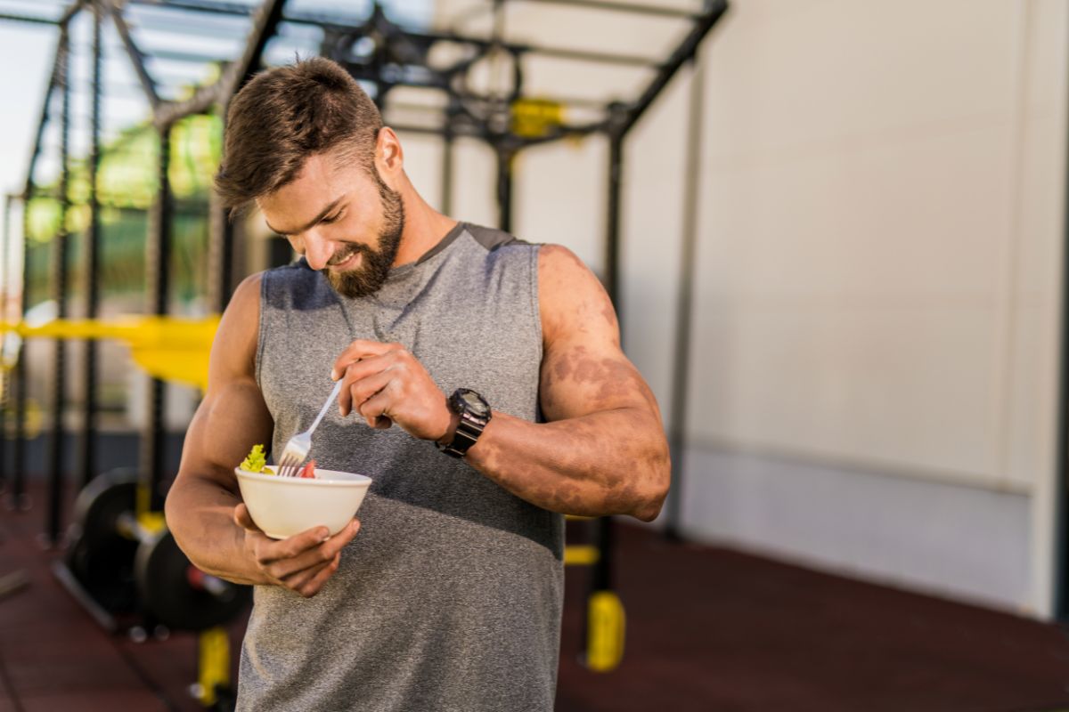 Foto colorida homem comendo pré-treino