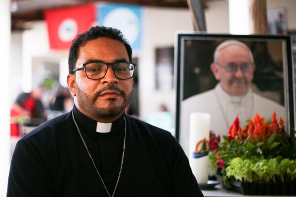 Padre com foto do papa Francisco