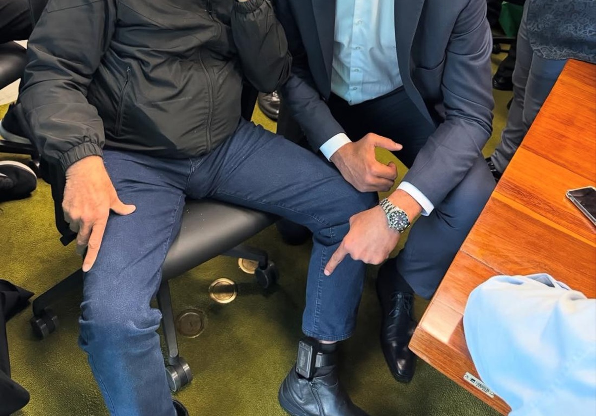 Bolsonaro exibe tornozeleira ao lado de deputado do PL; veja foto
