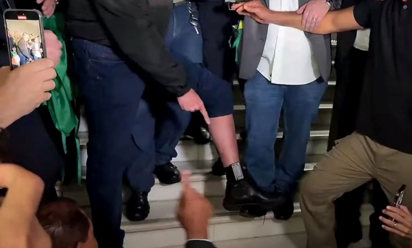 Saiba quem vai monitorar a tornozeleira de Bolsonaro em tempo real