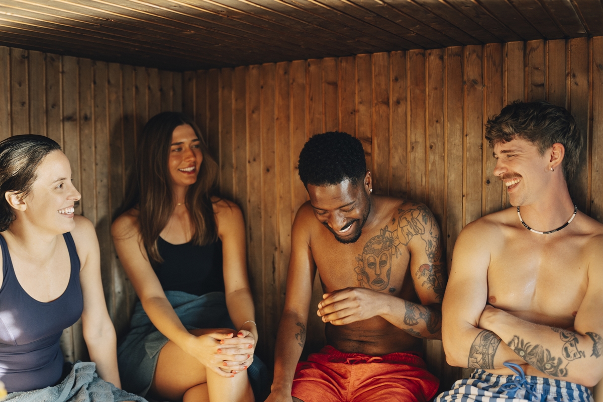Grupo de amigos relaxando em sauna