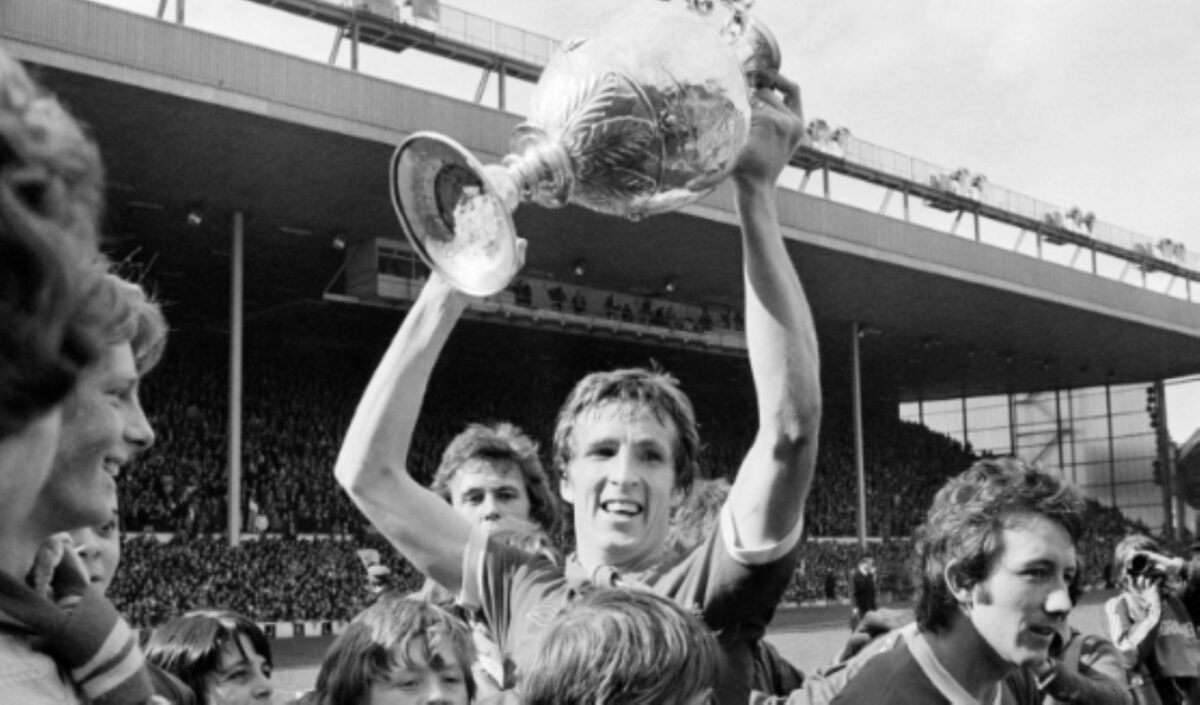 Lateral campeão da Champions League com o Liverpool morre aos 70 anos