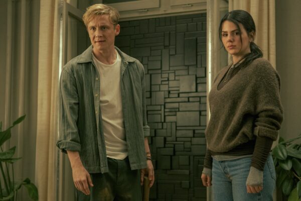 Entenda o final de Brick, novo filme viral de suspense da Netflix 6 Brick FirstLook %C2%A9SashaOstrov Netflix 004