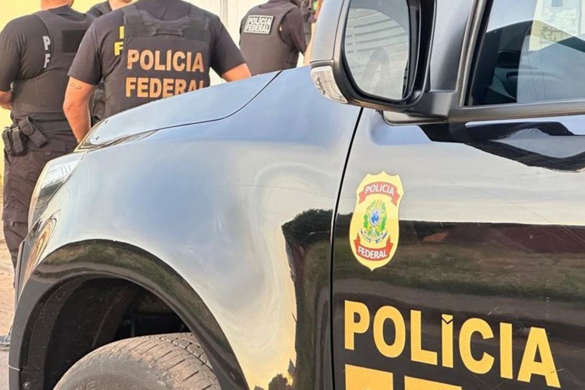 Imagens coloridas mostram lateral de viatura com distintivo e inscrição da Polícia Federal, além de dois agentes com coletes da corporação à frente do veículo