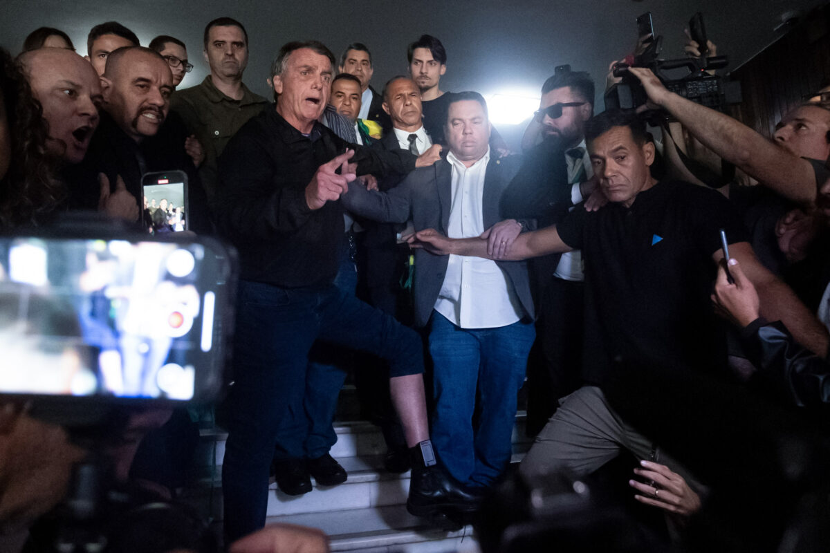 Ex-presidente Jair Bolsonaro mostra a tornozeleira eletrônica para a imprensa na saída do Congresso Nacional Metropoles