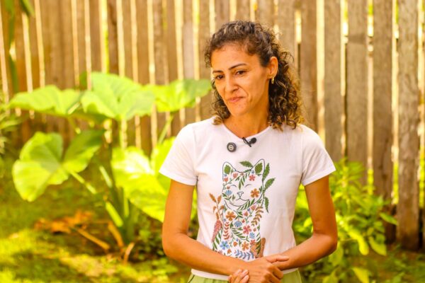 mulher com foto colorida vestindo uma camisa branca