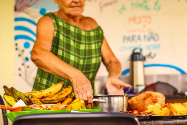 mulher mexendo em comida foto colorida