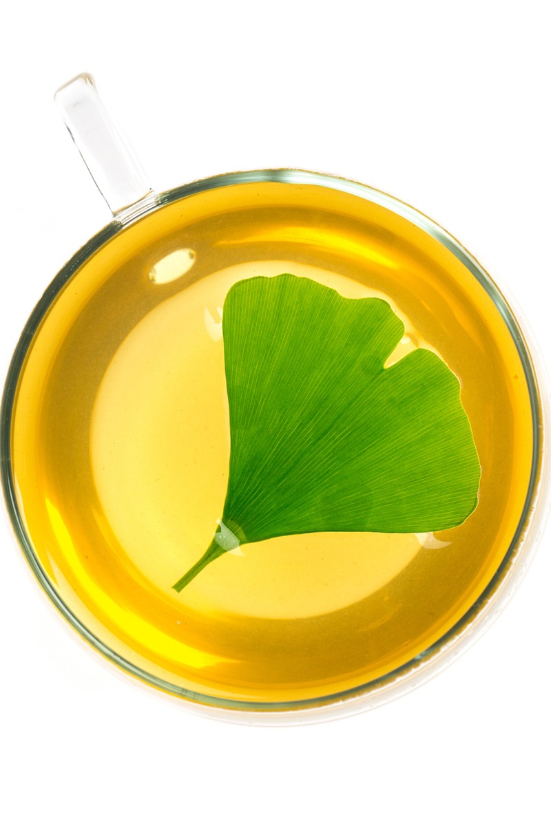 Foto colorida de folha de ginkgo biloba dentro de xícara com chá - Metrópoles