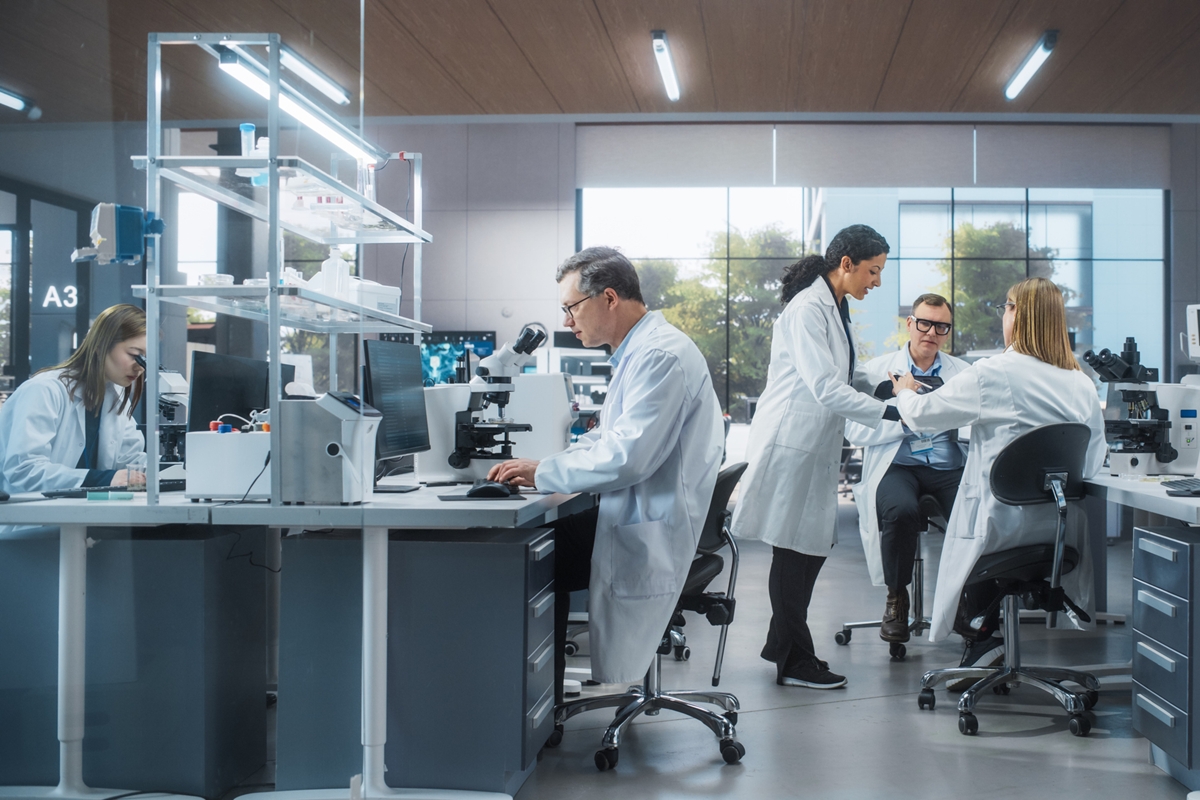 Cientistas trabalhando em um laboratório - Harvard, pílula contra envelhecimento