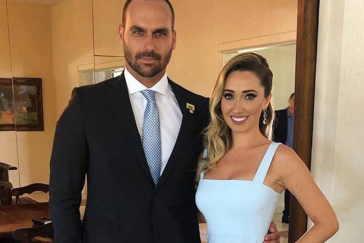 Eduardo Bolsonaro usou conta da esposa para esconder dinheiro, diz PF