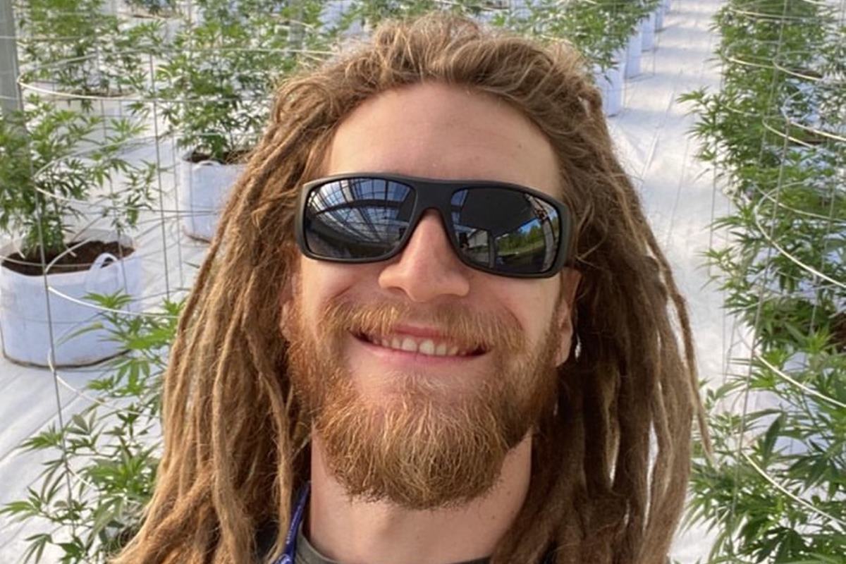 Filho de estrela da Globo trabalha em plantação de maconha