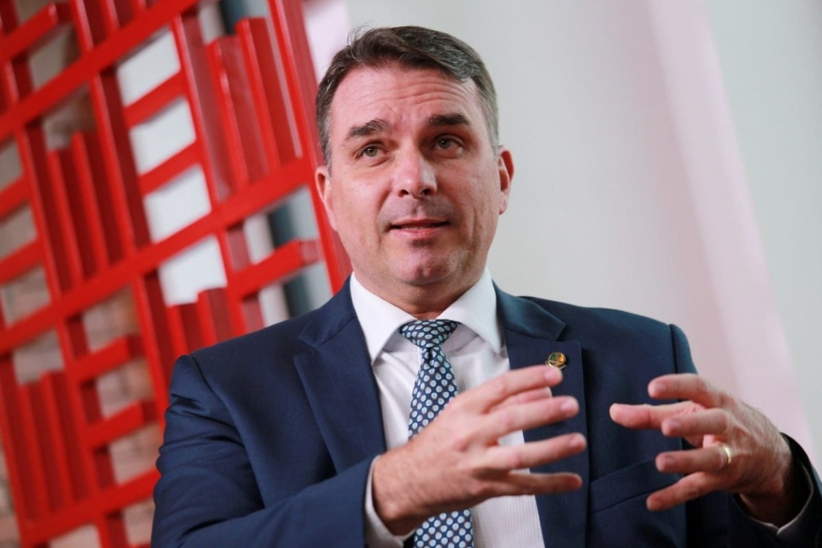 Flávio explica xingamento de Eduardo a Bolsonaro: “Calor da emoção”