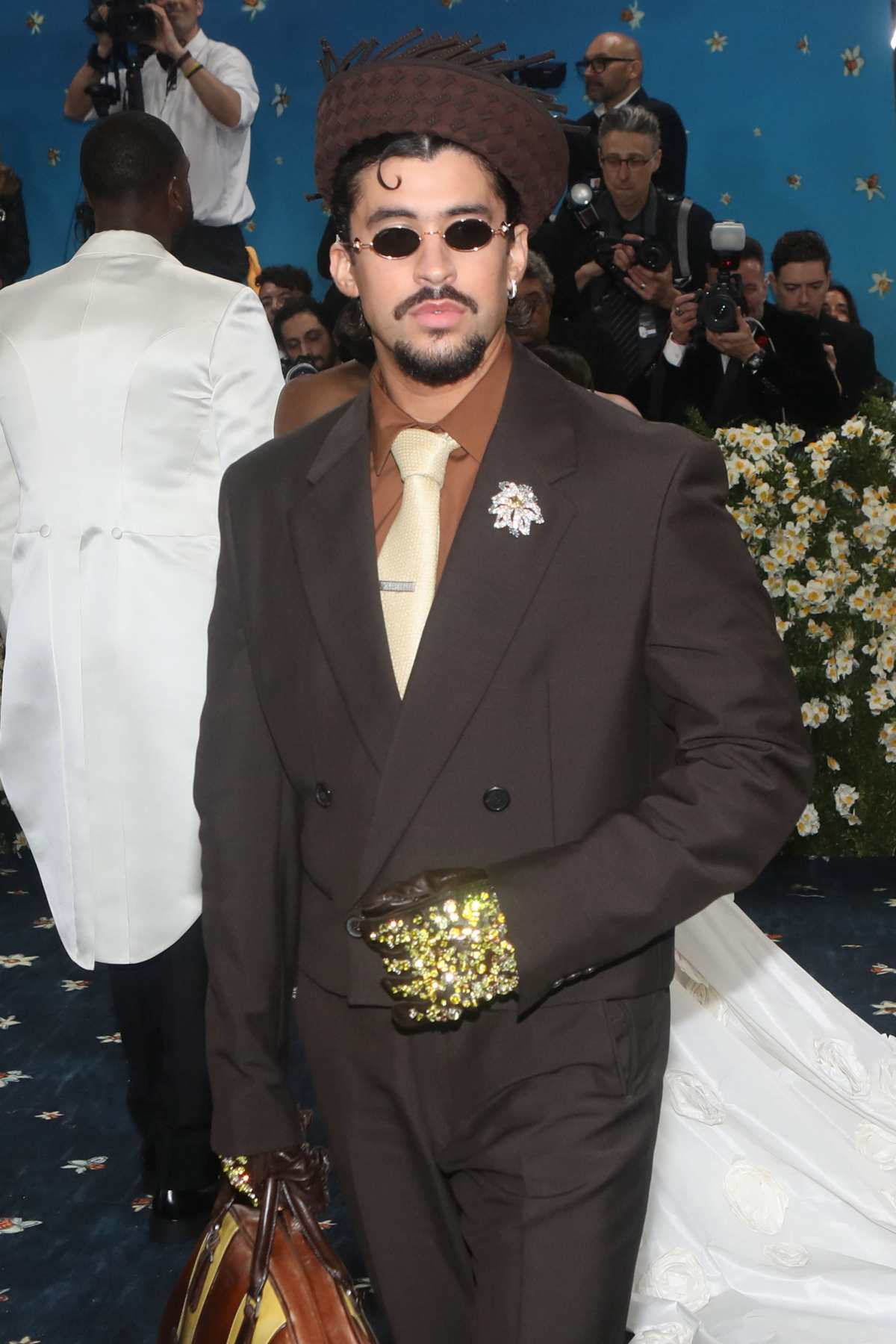 A imagem mostra o artista Bad Bunny no tapede do Met Gala em 2025 - Metrópoles