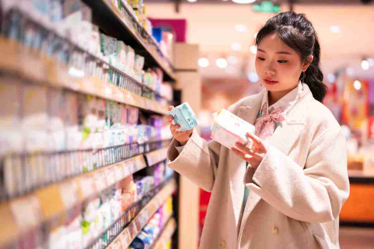 Mulher comprando absorvente íntimo - Metrópoles