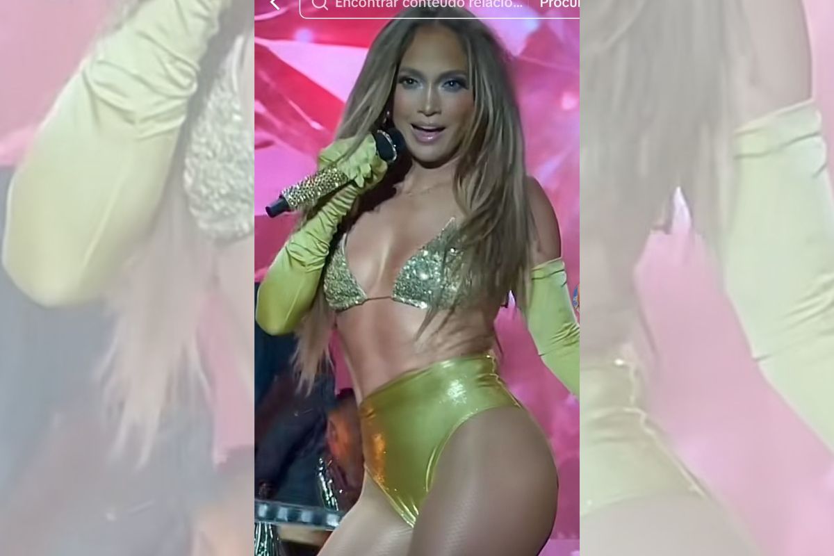 foto colorida de Jennifer Lopez perdendo a saia no show