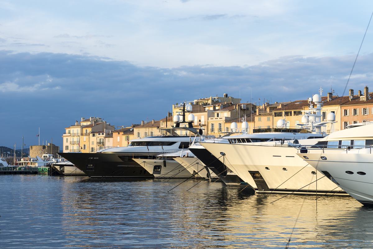 Foto colorida de iates em mar - Metrópoles