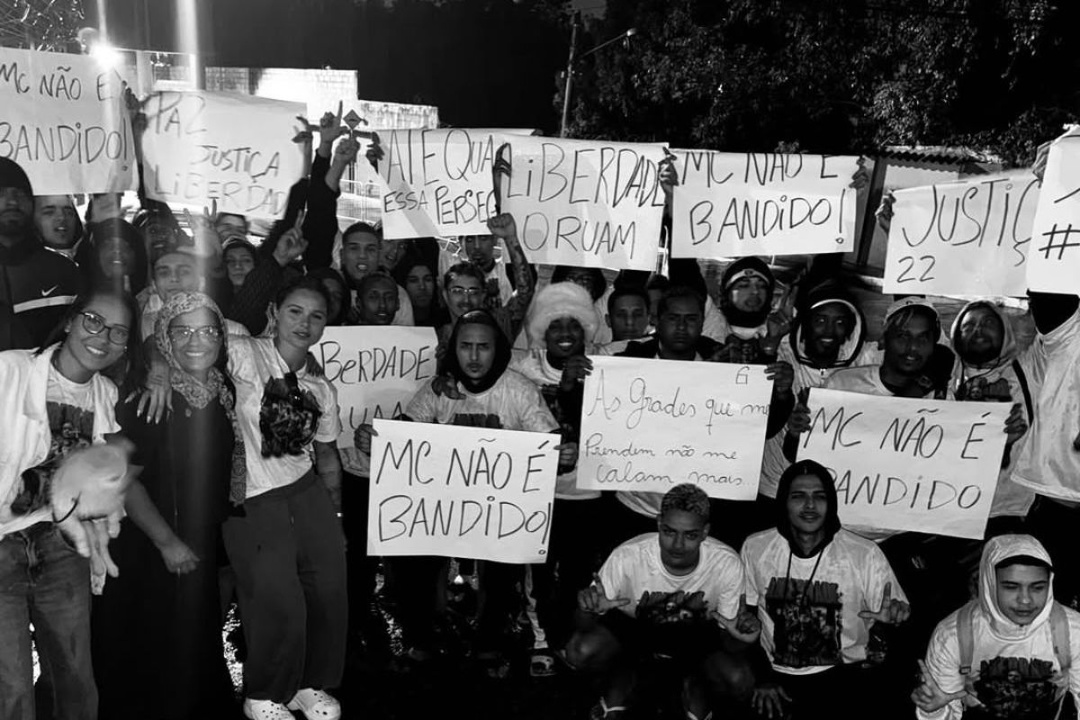 foto em preto e branco do protesto pela liberdade de Oruam 