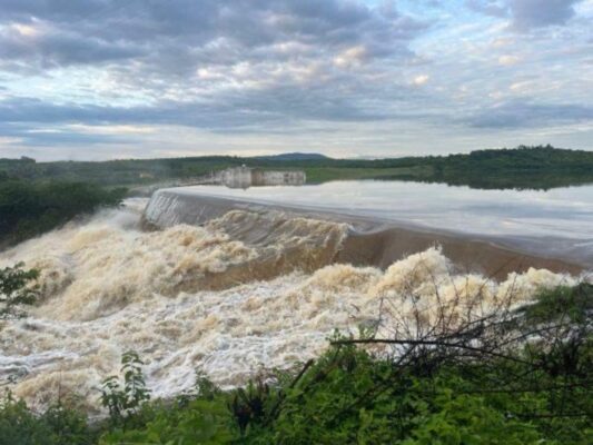 foto colorida de uma barragem hidráulica tirada por cima