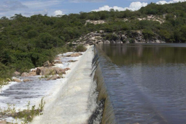 foto colorida de uma barragem hidráulica tirada por cima