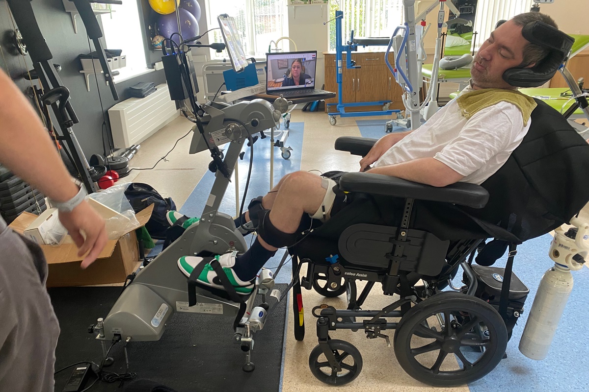 Imagem colorida de homem britânico que teve síndrome rara durante tratamento - Metrópoles