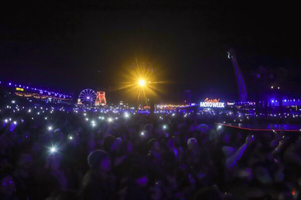 Foto colorida mostra show no Capital Moto Week - Metrópoles