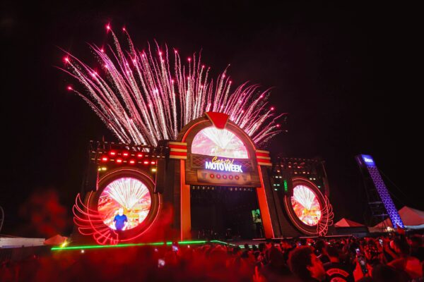 Foto colorida mostra show no Capital Moto Week - Metrópoles